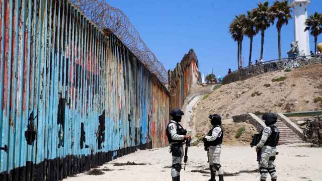 Tropas estadounidesnses en la frontera con Tijuana.