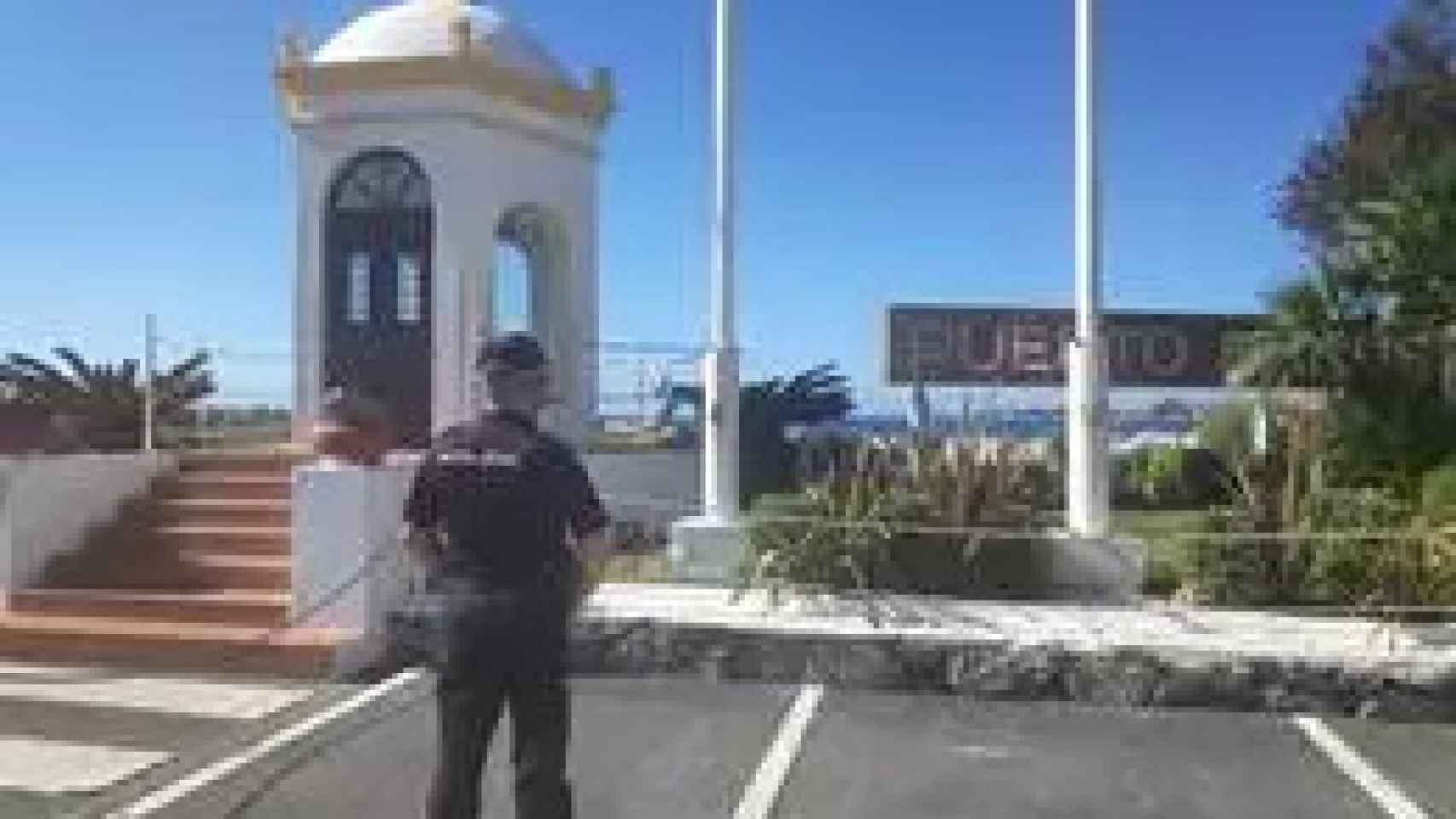 Un agente de la Policía Nacional en Puerto Banús, en Marbella (Málaga)
