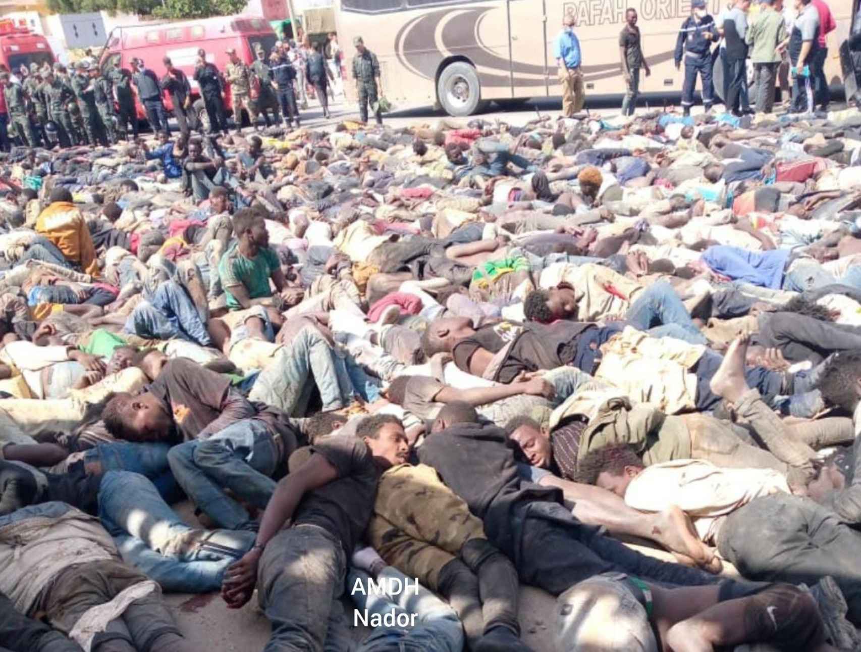 Migrantes subsaharianos yacen amontonados, muchos de ellos heridos o muertos, en el lado marroquí de la frontera con Melilla, el 24 de junio.