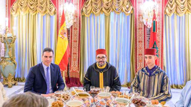 Pedro Sánchez, y el rey de Marruecos, Mohamed VI, con el heredero Mulai Hasan, en el Iftar de abril de 2022.