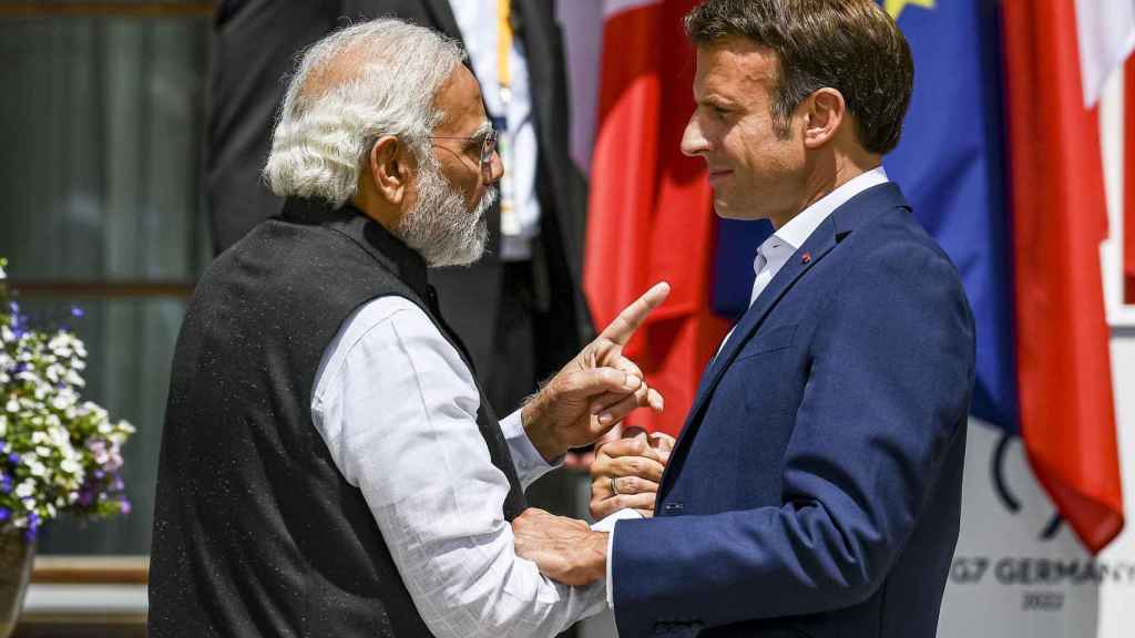 El primer ministro indio Narendra Modi saluda al presidente francés Emmanuel Macron en junio de este año.