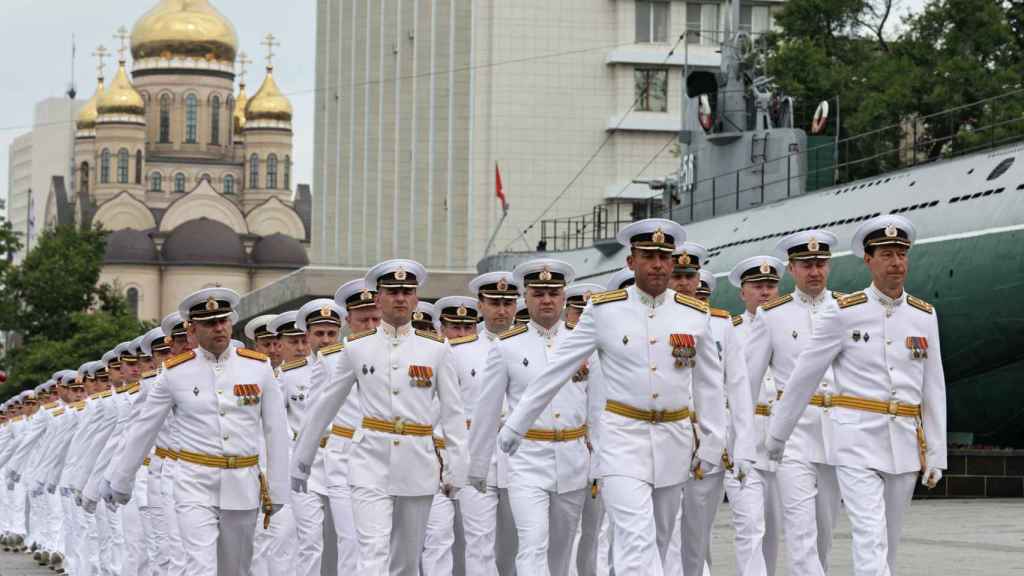 Oficiales de la marina rusa participan en una ceremonia de graduación en Vladivostok.