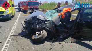 Una fallecida y dos heridos en un espectacular choque frontal entre un coche y un camión en Santa Pola