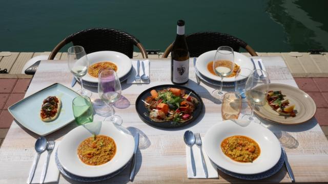 Una mesa preparada de un restaurante en Dénia, en imagen de archivo.