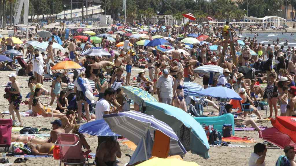 La playa del Postiguet en Alicante, este viernes.