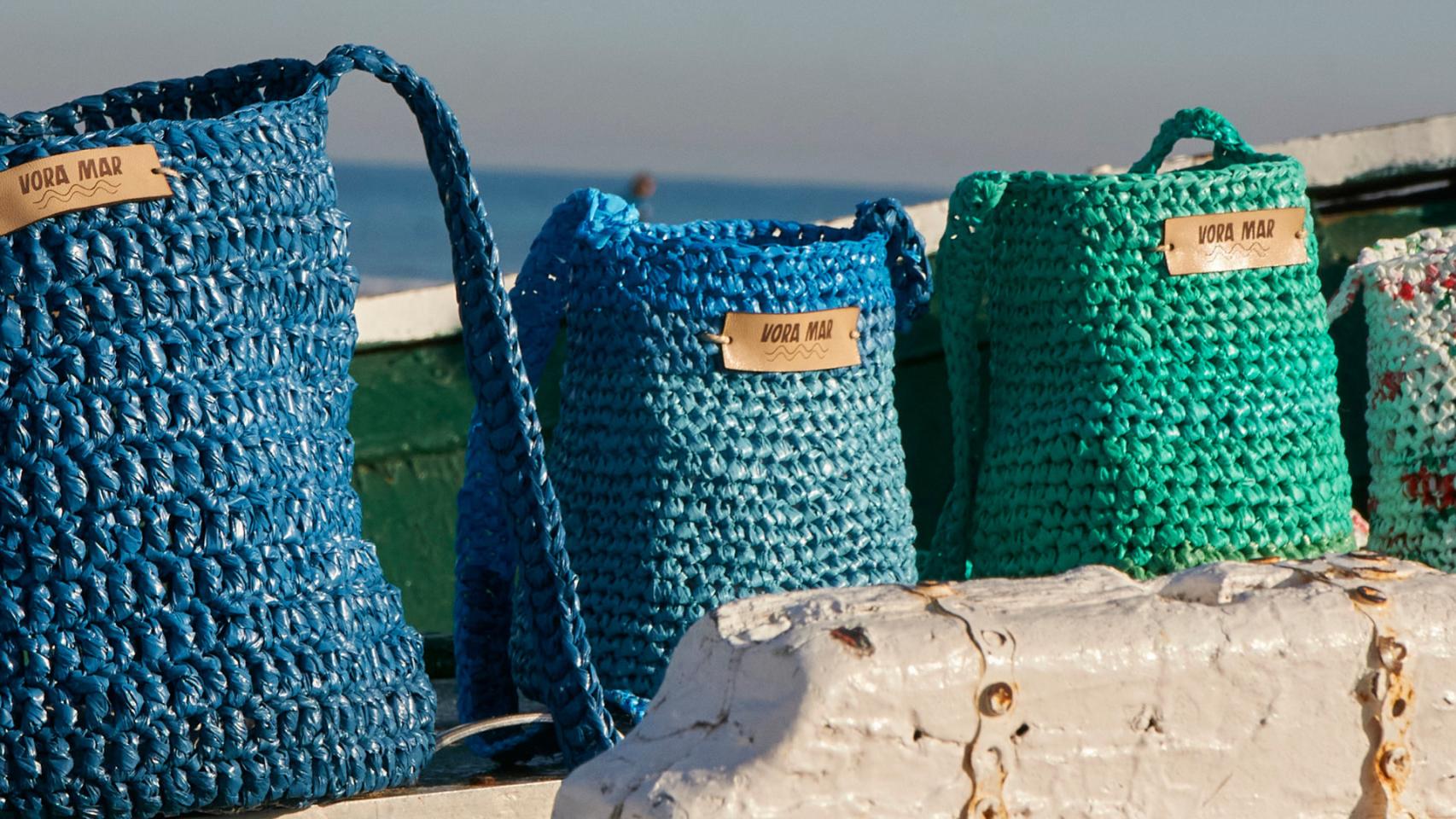 El bolso más original y 'ecofriendly' se hace Valencia a partir de bolsas de plástico