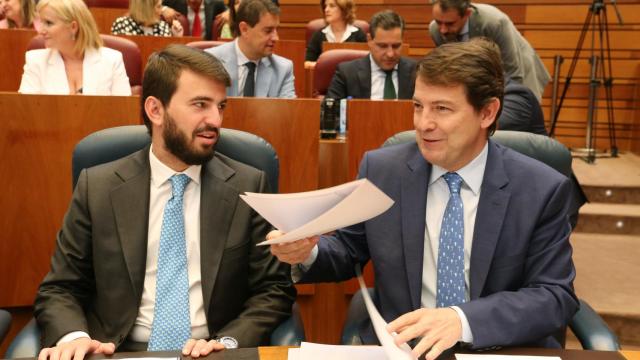 El vicepresidente de la Junta, Juan García-Gallardo, y el presidente, Alfonso Fernández Mañueco, en un pleno de las Cortes.