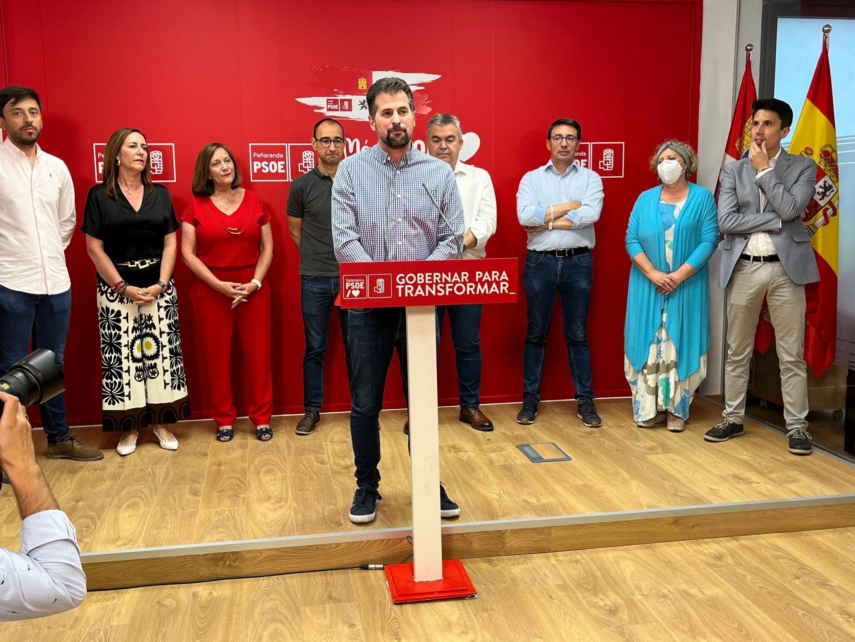 El líder socialista, Luis Tudanca, en la inauguración de la sede del PSOE en Peñaranda de Bracamonte, este viernes.