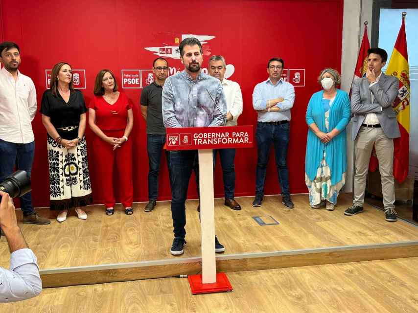 El líder socialista, Luis Tudanca, en la inauguración de la sede del PSOE en Peñaranda de Bracamonte, este viernes.