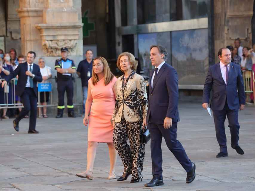 La Reina Sofía a su llegada a la Plaza Mayor de Salamanca en la tarde de este viernes.