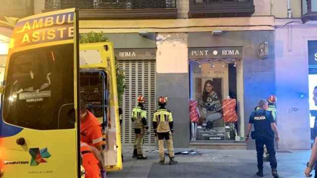 Imagen del lugar en el que se desprendió la loseta que hirió a una mujer en la calle Santiago de Valladolid, este viernes.