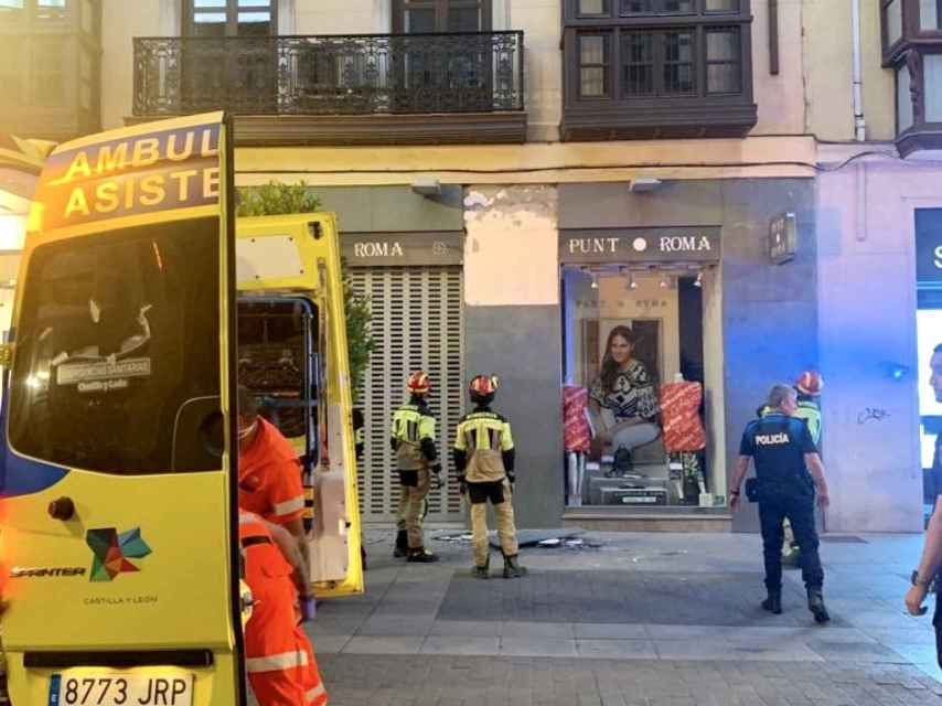 Imagen del lugar en el que se desprendió la loseta que hirió a una mujer en la calle Santiago de Valladolid, este viernes.