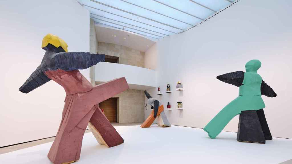 Vista de una  de las salas con tres esculturas de la serie 'Escorredoira' , 2020. Foto: Cortesía MARCO / UM Fotografía
