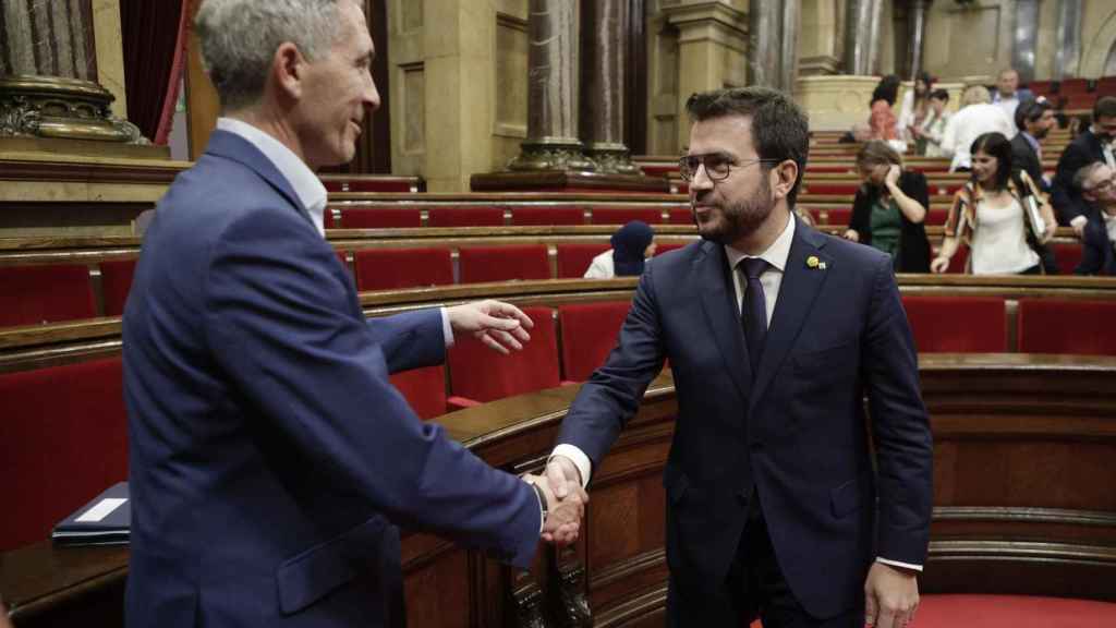 Pere Aragonès saluda al consejero de Educación, Gonzàlez-Cambray, en el pleno del Parlament del 29 de junio./