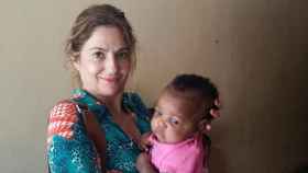 Blanca Rudilla sostiene en sus brazos a una menor en Haití.
