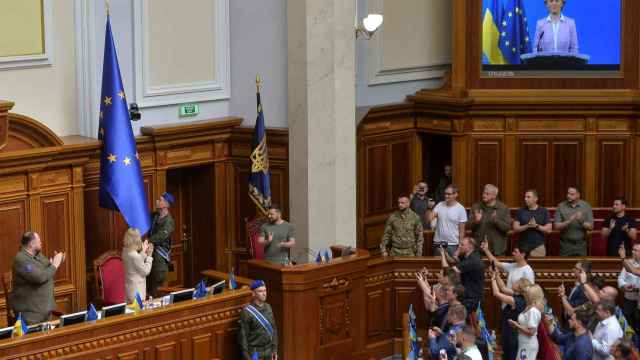 La colocación de la bandera de la UE en la Rada ucraniana.