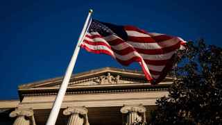 Una bandera americana ondea frente al Departamento de Justicia americano.
