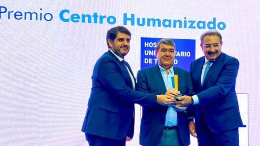 El consejero de Sanidad, Jesús Fernández Sanz, entrega el premio al director gerente del Complejo Hospitalario de Toledo, Juan Antonio Blas Quílez.