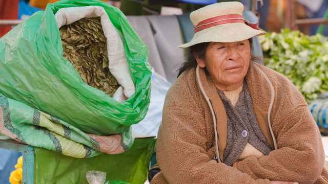 Imagen de archivo de una mujer vendiendo hojas de coca en un mercado de Perú.