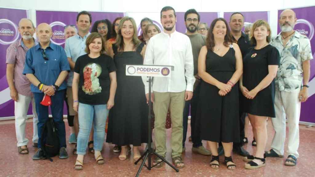 Foto de familia de Podemos Guadalajara, con el coordinador  regional al frente, José Luis García Gascón.