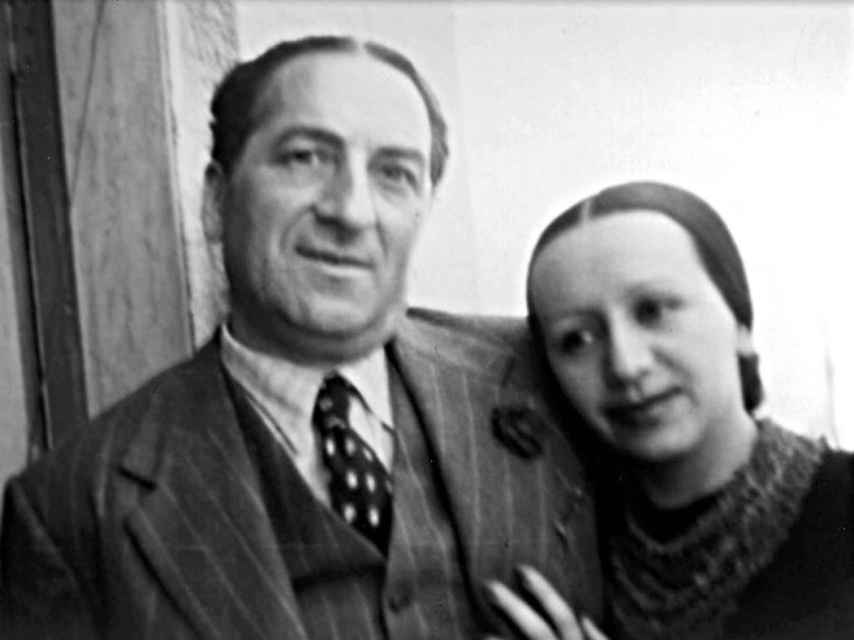 Junto a su marido, el periodista inglés Howard S. Phillips, padre de sus cuatro hijos.