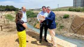 Carlos Velázquez con el alcalde de Numancia de La Sagra en la visita realizada al arroyo de la localidad.