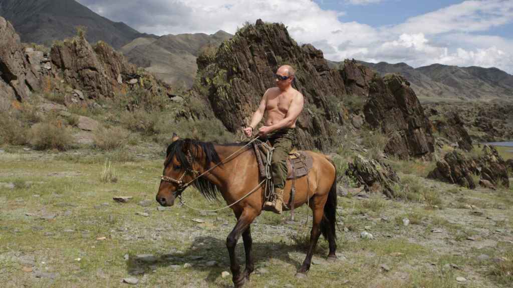 Vladimir Putin monta a caballo durante sus vacaciones.