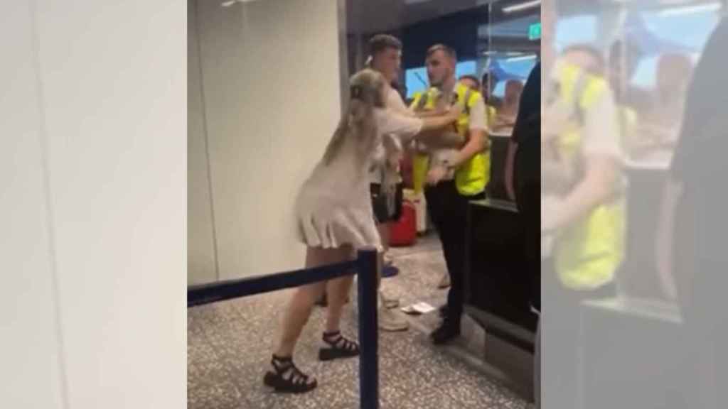 Captura de pantalla del vídeo publicado en Facebook en el que un turista golpea a un guardia de seguridad en el aeropuerto de Brístol.