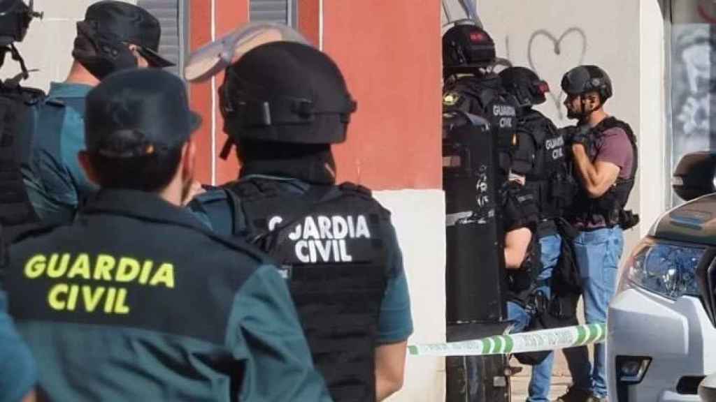 Guardias civiles durante la operación desplegada en Santovenia