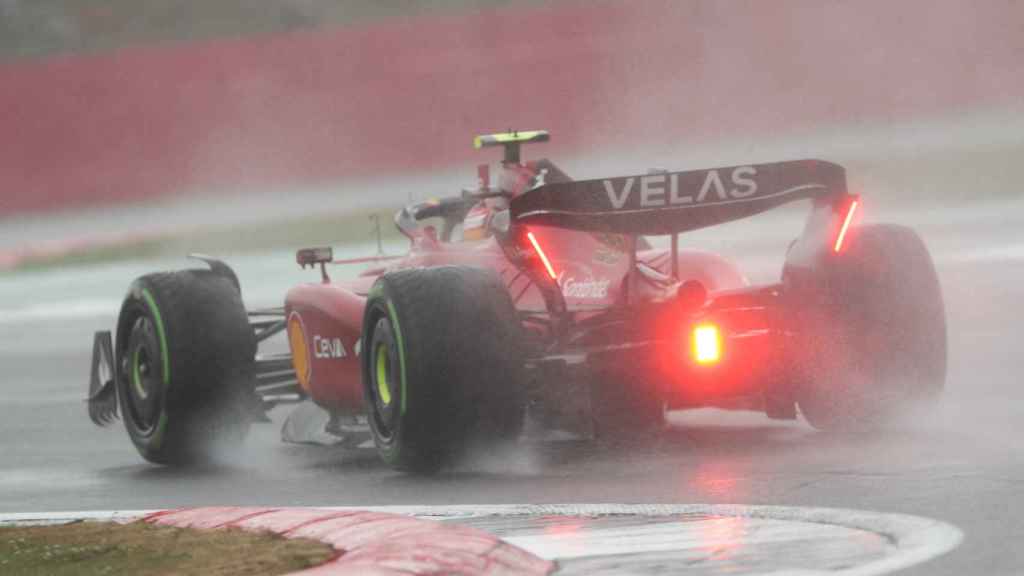 Carlos Sainz en el Gran Premio de Gran Bretaña de Fórmula 1 bajo la lluvia
