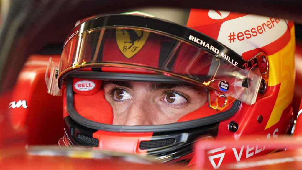 Carlos Sainz, concentrado dentro de su Ferrari F1-75