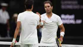 Rafa Nadal y Lorenzo Sonego se saluda en Wimbledon