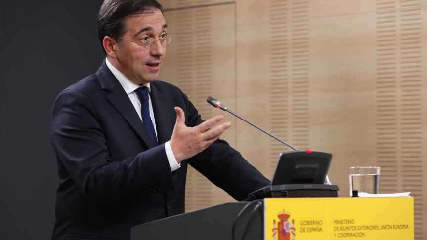 El ministro español de Asuntos Exteriores, José Manuel Albares, ofrece una rueda de prensa que ofreció junto a  la canciller chilena, Nozomi Okuhara, este viernes en Madrid.