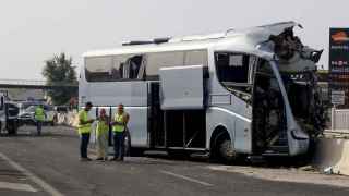 Un muerto y 35 heridos tras la colisión de dos autobuses y un coche en la A-92 de Granada
