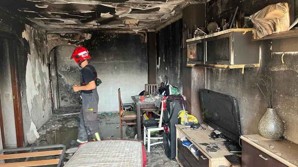 Un bombero de Málaga, en el interior de la vivienda afectada.