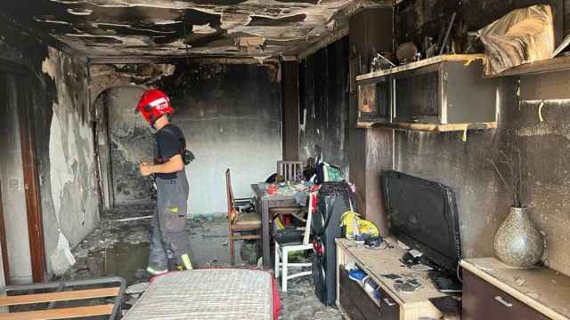 Un bombero de Málaga, en el interior de la vivienda afectada.