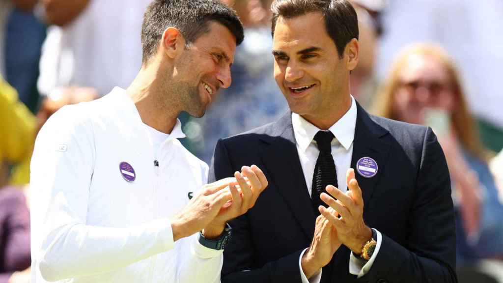 Novak Djokovic y Roger Federer en el evento de la pista central de Wimbledon.
