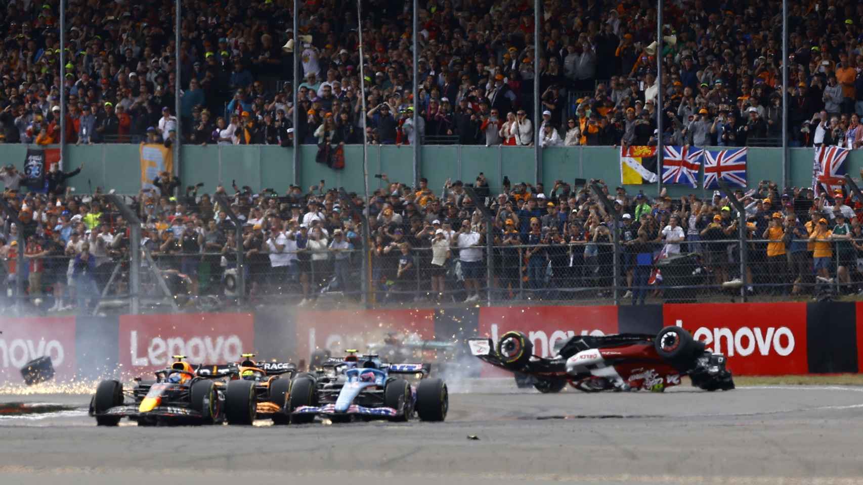 Así fue el accidente de Guanyu Zhou en la salida del Gran Premio de Gran Bretaña de Fórmula 1 thumbnail