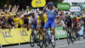 Dylan Groenewegen celebra su victoria de etapa en el Tour de Francia.