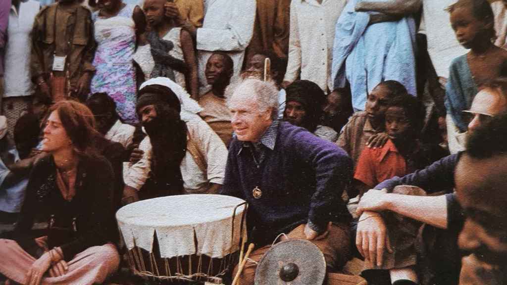 Peter Brook en uno de sus viajes a África. Foto: Editorial Alba