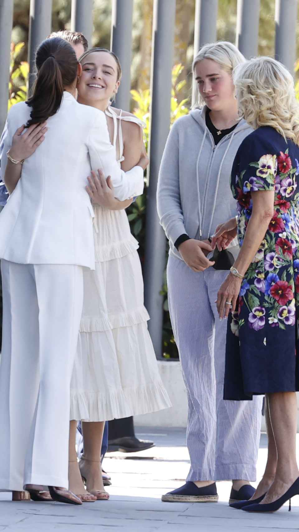 La reina Letizia saludando a una de las nietas del presidente de Estados Unidos.