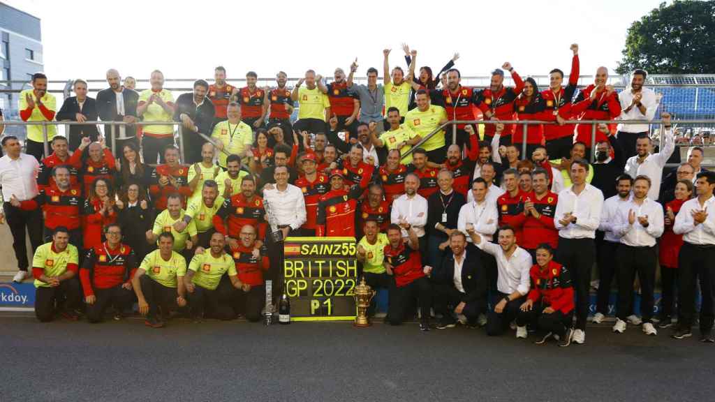 El equipo Ferrari celebra la primera victoria de Carlos Sainz Júnior.