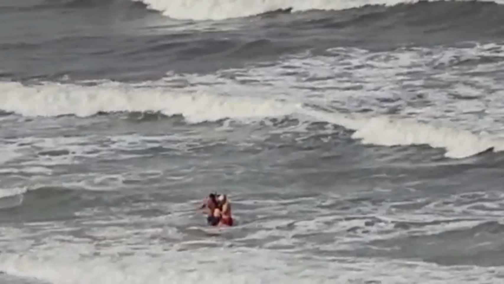 Un Cabo del Consorcio interviene en el rescate de una persona en la playa de Arenales del Sol.