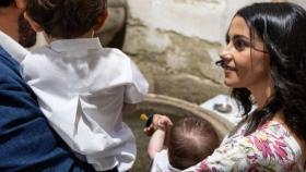 Inés Arrimadas junto a su marido y su hijo Alex en el bautizo de Marc en Salmoral.