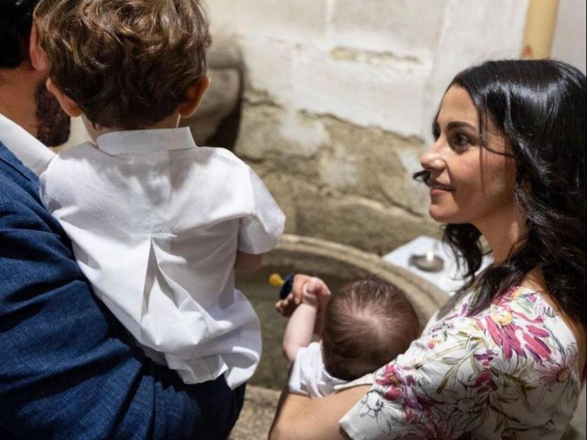 Inés Arrimadas junto a su marido y su hijo Alex en el bautizo de Marc en Salmoral.