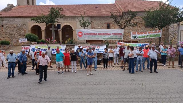 Concentración contra las macrogranjas en Tábara.