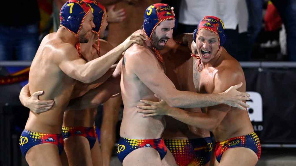 Los jugadores de España celebran el triunfo en el Mundial.