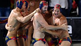 Los jugadores de España celebran el triunfo en el Mundial.