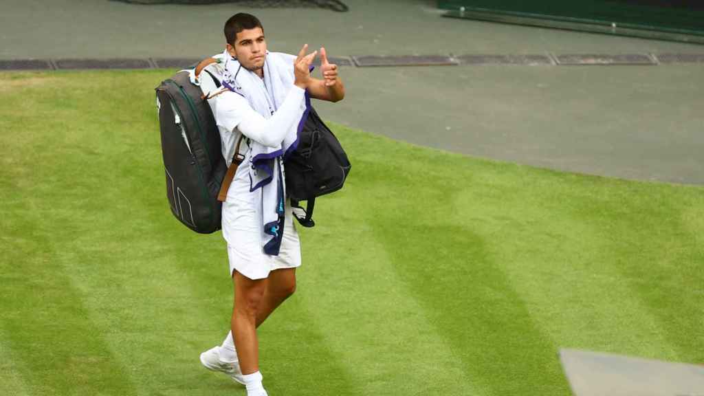 Carlos Alcaraz aplaude a la grada de Wimbledon.