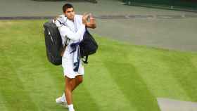 Carlos Alcaraz aplaude a la grada de Wimbledon.